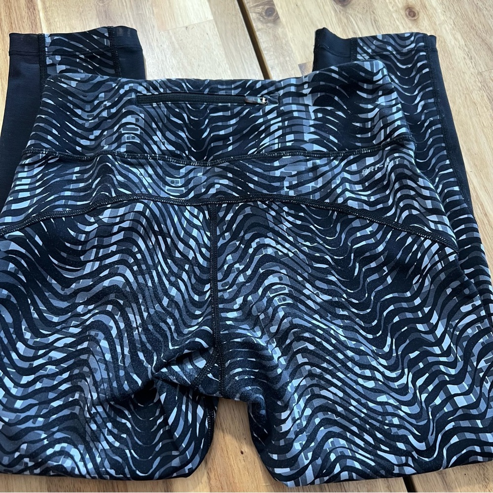 Nike Dri-FIT Patterned Capri Leggings – Size Small - Picture 7 of 10